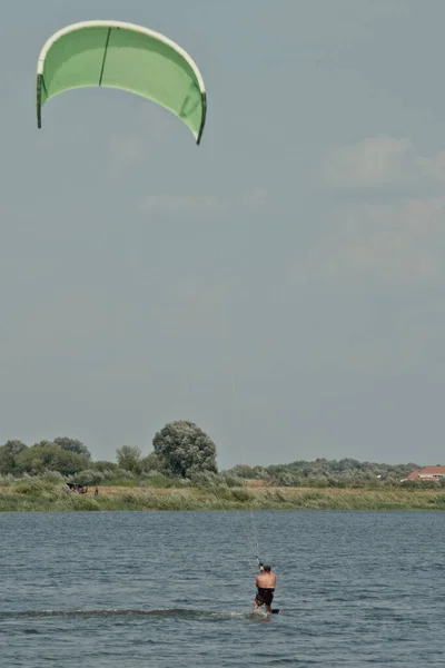 Kitesurf Kiteboarding Fotos Acción Hombre Entre Las Olas Rápidamente — Foto de Stock