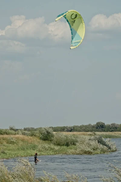 Kitesurf Kiteboarding Fotos Acción Hombre Entre Las Olas Rápidamente — Foto de Stock