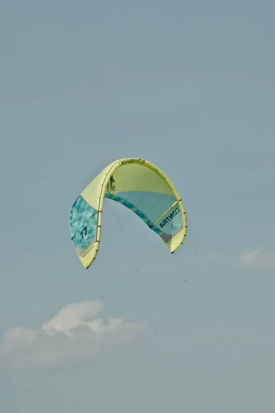 Kitesurf Fotos Ação Kiteboarding Homem Entre Ondas Vai Rapidamente — Fotografia de Stock