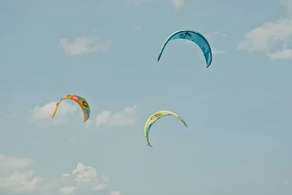 Kitesurf Kiteboarding Fotos Acción Hombre Entre Las Olas Rápidamente — Foto de Stock