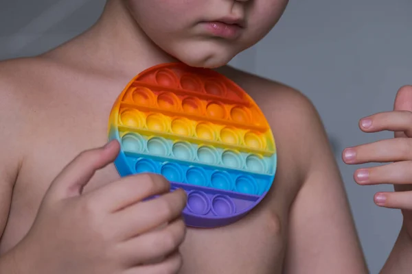 Junge Mit Silikon Pop Antistress Spielzeug Niedliches Kind Das Mit Stockbild