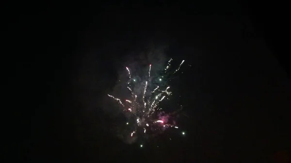 真正的烟火背景 抽象模糊的真正的金色闪光烟火与夜间天空中的爆竹灯 点燃烟花表演 新年前夕烟花庆祝和独立日 — 图库照片