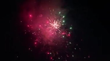Gerçek havai fişek arka planı. Gece gökyüzünde bokeh ışıkları olan gerçek altın sarısı havai fişeklerin soyut bulanıklığı. Parlak havai fişek gösterisi. Yeni yıl arifesi havai fişekler ve bağımsızlık günü.