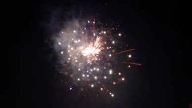 Gerçek havai fişek arka planı. Gece gökyüzünde bokeh ışıkları olan gerçek altın sarısı havai fişeklerin soyut bulanıklığı. Parlak havai fişek gösterisi. Yeni yıl arifesi havai fişekler ve bağımsızlık günü.