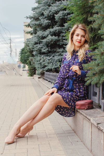 Joven Hermosa Mujer Vestido Azul Con Una Bolsa Redonda Caminando —  Fotos de Stock