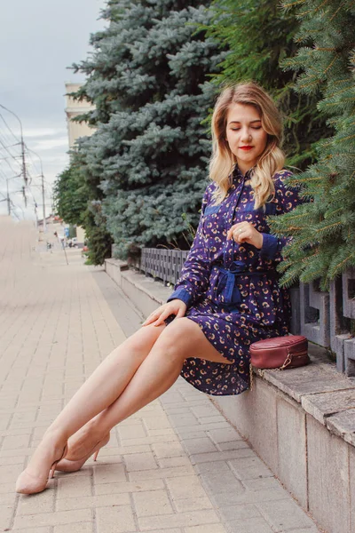 Joven Hermosa Mujer Vestido Azul Con Una Bolsa Redonda Caminando —  Fotos de Stock