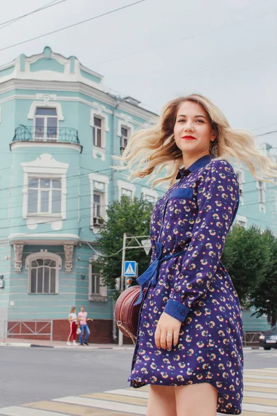 Jonge Mooie Vrouw Blauwe Jurk Met Een Ronde Tas Lopen — Stockfoto