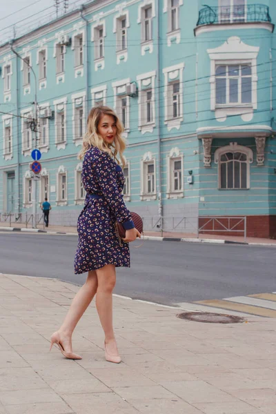 Jonge Mooie Vrouw Blauwe Jurk Met Een Ronde Tas Lopen — Stockfoto