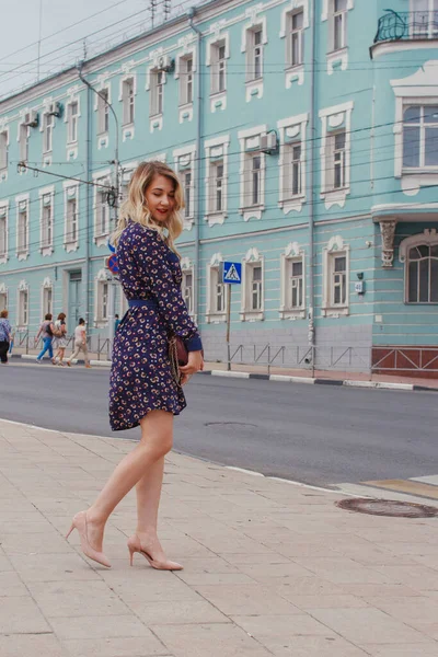 Jonge Mooie Vrouw Blauwe Jurk Met Een Ronde Tas Lopen — Stockfoto