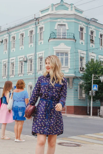 Ung Vacker Kvinna Blå Klänning Med Rund Väska Går Vårgatan — Stockfoto