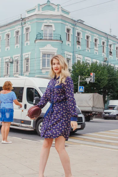 Joven Hermosa Mujer Vestido Azul Con Una Bolsa Redonda Caminando —  Fotos de Stock