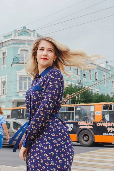 Joven Hermosa Mujer Vestido Azul Con Una Bolsa Redonda Caminando —  Fotos de Stock