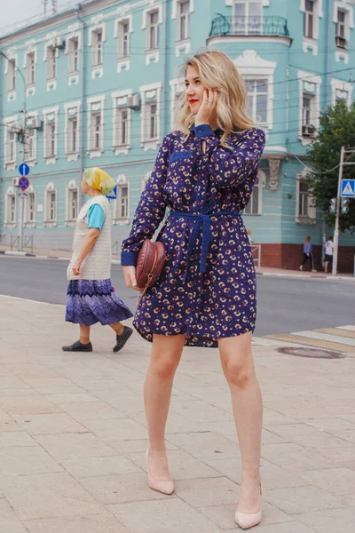 Joven Hermosa Mujer Vestido Azul Con Una Bolsa Redonda Caminando —  Fotos de Stock