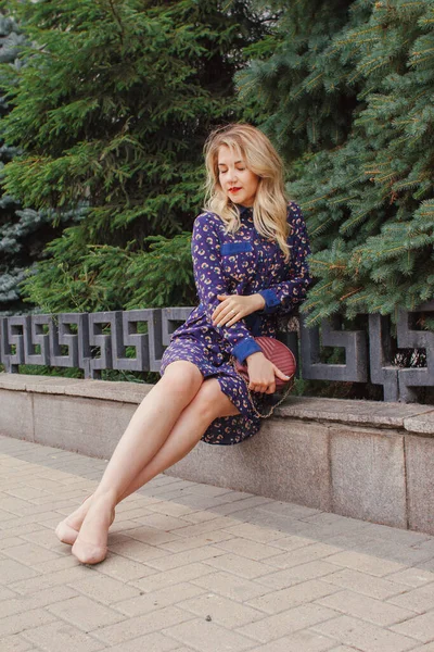 Young Beautiful Woman Blue Dress Bag Walking Spring Street Urban — Stock Photo, Image