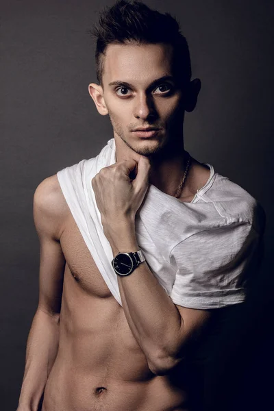 Joven Apuesto Aislado Retrato Camiseta Blanca Hombre Musculoso Está Pie —  Fotos de Stock