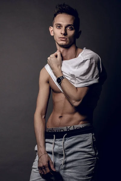 Yakışıklı Genç Adam Izole Edilmiş Beyaz Atletli Kaslı Adam Gri — Stok fotoğraf