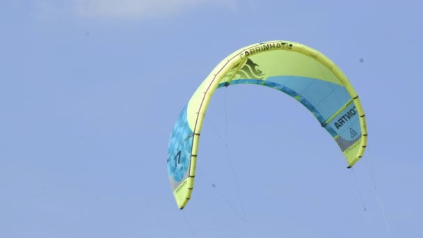 Kitesurfing Zdjęcia Akcji Kiteboarding Człowiek Wśród Fal Szybko Odchodzi Rosja — Wideo stockowe