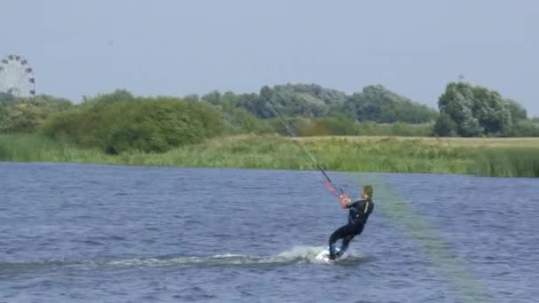 Kitesurf Kiteboarding Fotos Acción Hombre Entre Las Olas Rápidamente Rusia — Vídeo de stock