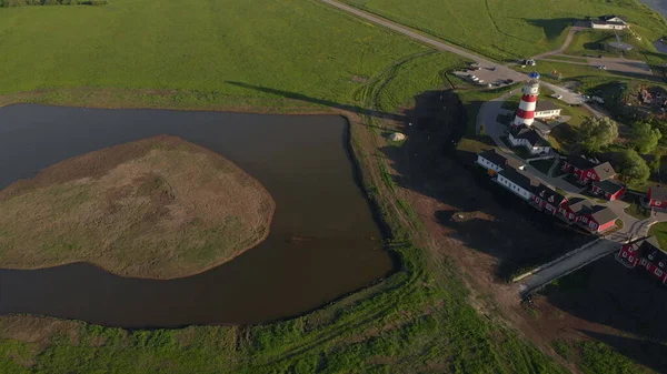 北欧夏には湖の岸に伝統的な赤の木造住宅 フィンランドの田舎の風景 漁村の夕日の赤い家 — ストック写真