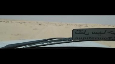 Araba kum çölünde. Arabanın içinden görüntüle