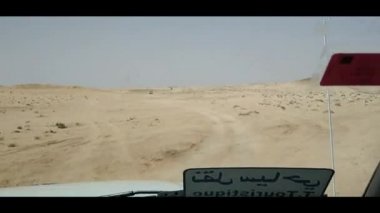 Araba kum çölünde. Arabanın içinden görüntüle
