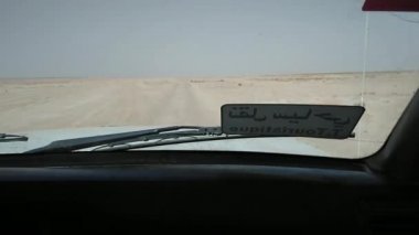 Araba kum çölünde. Arabanın içinden görüntüle