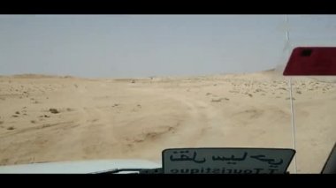 Araba kum çölünde. Arabanın içinden görüntüle