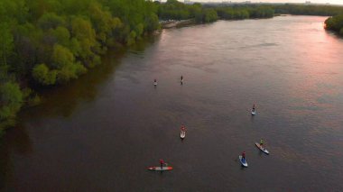 Aktif spor sörfçüleri sörf yaparken sörf tahtasında yüzer. Su sporu, sörf. Yaz tatili seyahati.