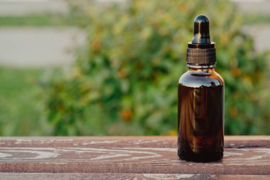 Boru ve bir şişe gerekli yağ. Okaliptüs yağı pipetten şişeye damlıyor, yakın plan. Yağlı damlalar kozmetik bir pipetten düşer..