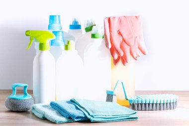 Beyaz arka planda ev temizleme ürünleri yığılıyor. Temizlik konsepti, temizlik malzemeleri.