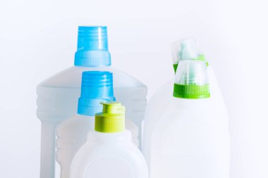 Beyaz arka planda ev temizleme ürünleri yığılıyor. Temizlik konsepti, temizlik malzemeleri.