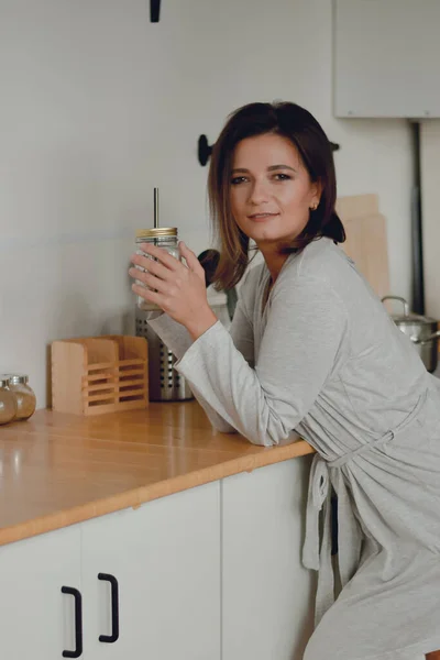 Hermosa Mujer Moderna Sentada Cocina Casa Joven Mujer Bastante Sonriente —  Fotos de Stock
