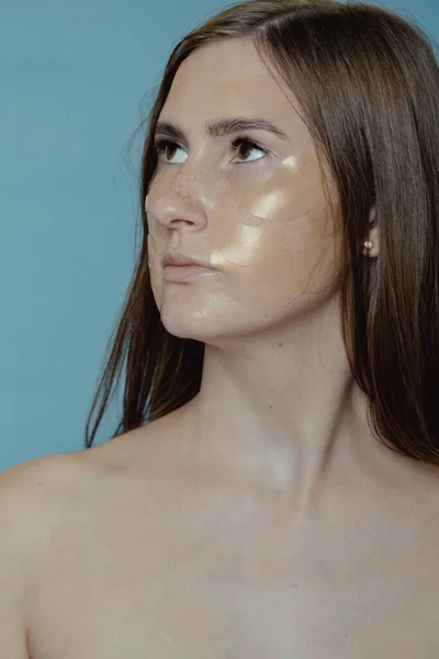 Mujer Que Aplica Bajo Parches Para Los Ojos Máscara Para —  Fotos de Stock