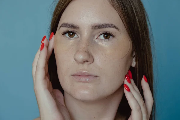 Vrouw Aanbrengen Onder Ooglapjes Oogmasker Voor Donkere Kringen Wallen Mooi — Stockfoto