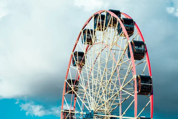 Roda Ferris Dengan Latar Belakang Langit Mendung Foto Close — Stok Foto