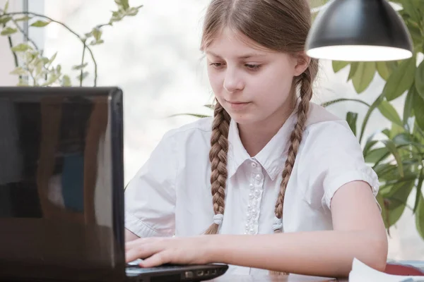 Школярка Самоізоляція Використовуючи Ноутбук Домашнього Завдання Дівчина Використовує Цифровий Планшет — стокове фото