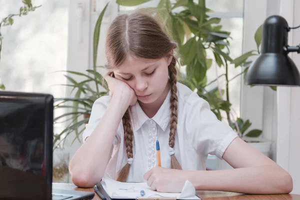 Studentessa Auto Isolamento Utilizzando Computer Portatile Suoi Compiti Gioco Istruzione Foto Stock