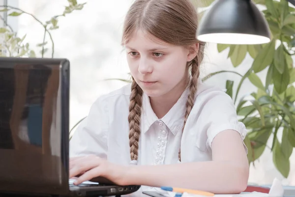 Menina Adolescente Bonita Digitando Laptop Fazendo Lição Casa Sentado Atrás — Fotografia de Stock