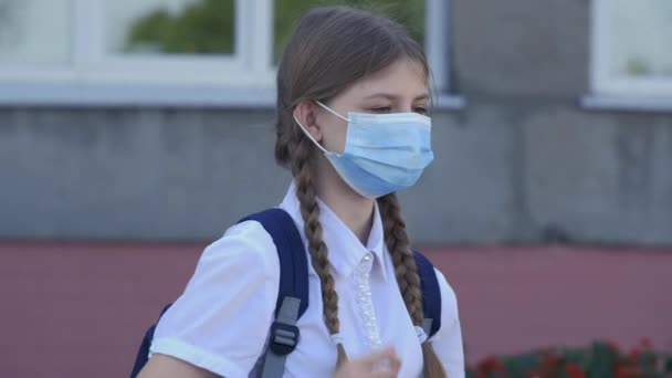 Happy Teenager Dívka Odstranění Ochranné Masky Obličeje Venku Kampusu — Stock video