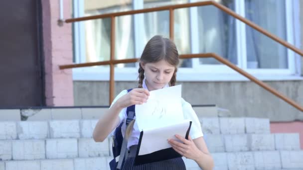 Portrait Une Écolière Jeune Belle Séduisante Intelligente Portant Des Lunettes — Video