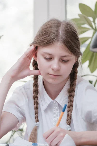 Kleines Studentisches Mädchen Das Der Schule Lernt Hobby Hause Lächelnde — Stockfoto