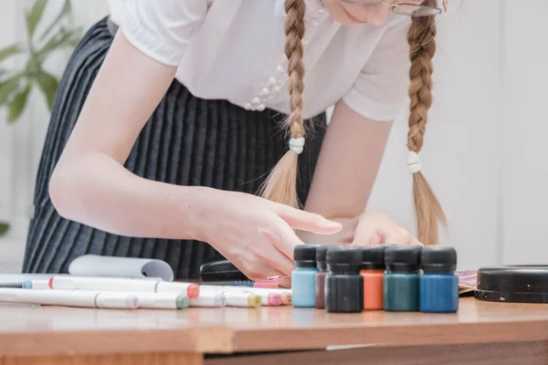 Kleines Studentisches Mädchen Das Der Schule Lernt Hobby Hause Lächelnde — Stockfoto