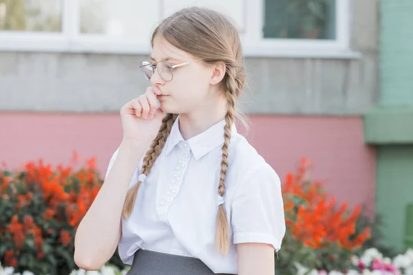 Begreppet Utbildning Flickelev Grundskolan Glasögon Uniform Tänksam Flicka Glasögon Redo — Stockfoto