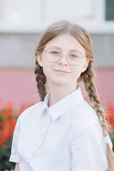 교육이라는 안경을 학생에게 유니폼 꼬리를 착용하게 학교갈 준비가 안경을 — 스톡 사진