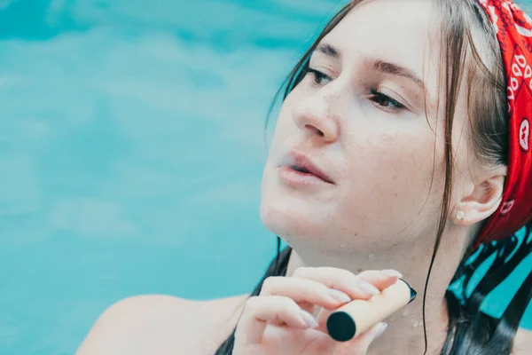 Femme Fumant Avec Une Cigarette Électronique Jeune Femme Fumant Cigarette — Photo