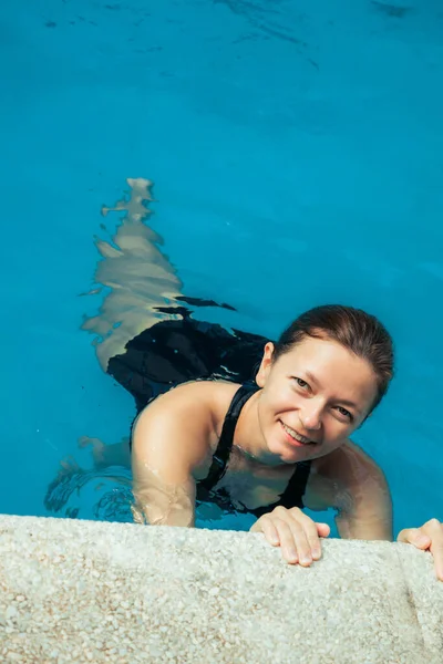 Modne Gorąco Piękna Dziewczyna Czarnym Stroju Kąpielowym Relaks Pobliżu Basenu — Zdjęcie stockowe