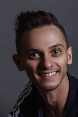 Neşeli adam mutlu bir şekilde gülümsüyor, heyecanlı bir yüz ifadesi var, yıldönümünü kutluyor ya da işte terfi ediyor. İnsanlar, gençlik, duygu kavramı