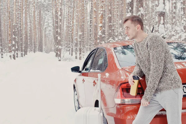 Portrait Jeune Homme Mode Vêtements Gris Avec Voiture Sur Valise — Photo