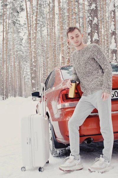 Portrait Jeune Homme Mode Vêtements Gris Avec Voiture Sur Valise — Photo