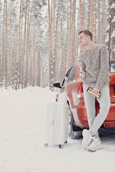 Portrait Jeune Homme Mode Vêtements Gris Avec Voiture Sur Valise — Photo